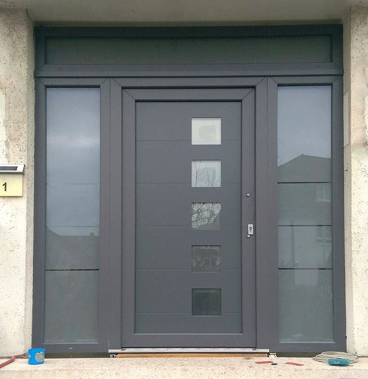 Porte d'entrée aluminium anthracite avec vitrages latéraux, installée par VS Fenêtre